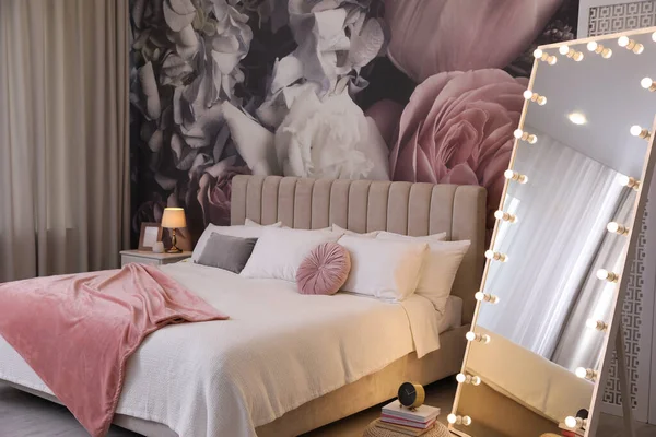 Quarto Bonito Interior Com Cama Grande Espelho Padrão Floral Parede — Fotografia de Stock