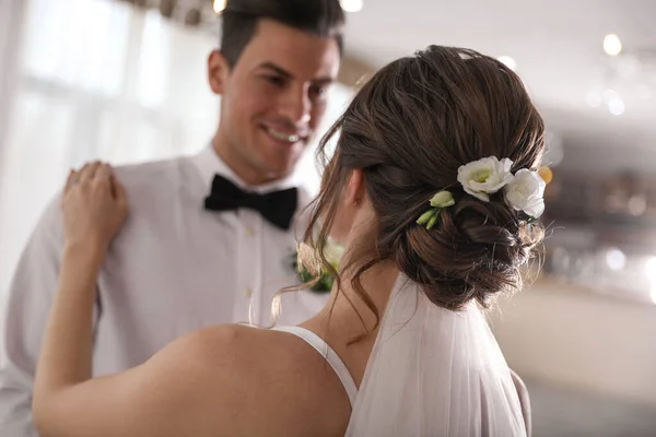 Feliz Casal Recém Casado Dançando Juntos Salão Festivo — Fotografia de Stock