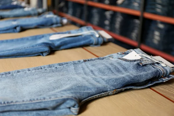 Jeans Bleus Élégants Exposés Dans Boutique — Photo