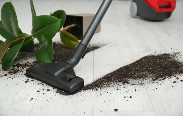 Het Verwijderen Van Grond Van Houten Vloer Met Stofzuiger Thuis — Stockfoto