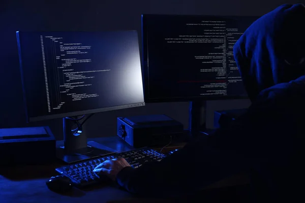 Hacker Con Computadoras Cuarto Oscuro Delito Cibernético — Foto de Stock
