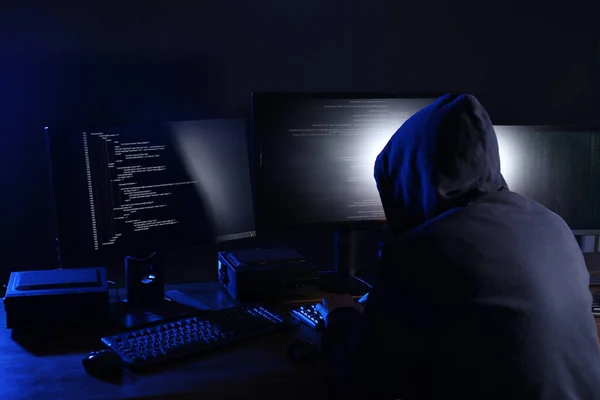 Hacker Con Computadoras Cuarto Oscuro Delito Cibernético —  Fotos de Stock