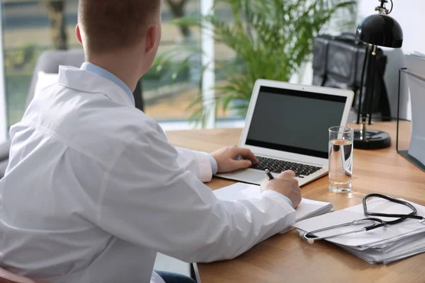 Professionell Läkare Som Arbetar Laptop Kontoret Närbild — Stockfoto