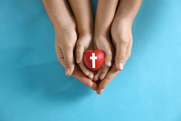 Mère Son Enfant Tenant Cœur Avec Symbole Croix Sur Fond — Photo