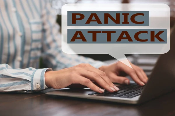 Een Vrouw Met Een Laptop Close Informatie Veilig Gebruiken Paniekaanvallen — Stockfoto