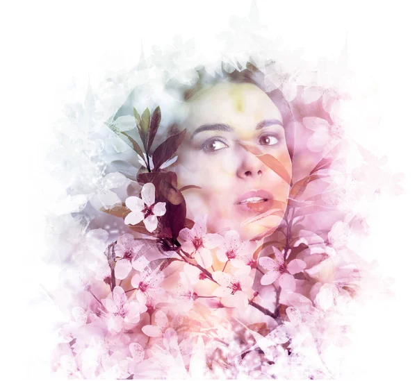 美しい女性と開花の花の二重露光 — ストック写真