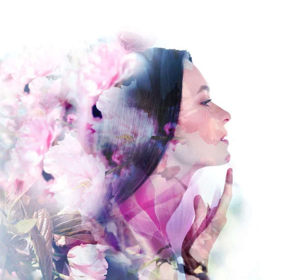 Doppelbelichtung Von Schöner Frau Und Blühenden Blumen — Stockfoto