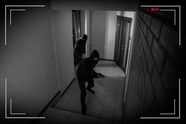 Koridorda silahlı maskeli tehlikeli suçlular, CCTV kamerasından görüntüleniyor.