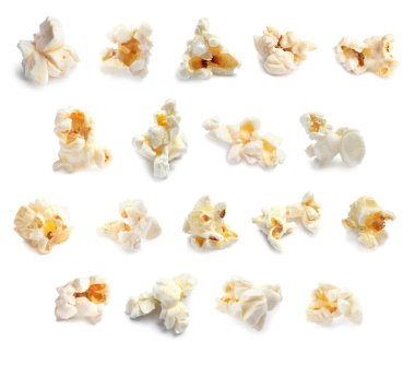 Beyaz arka planda bir dizi lezzetli patlamış mısır.