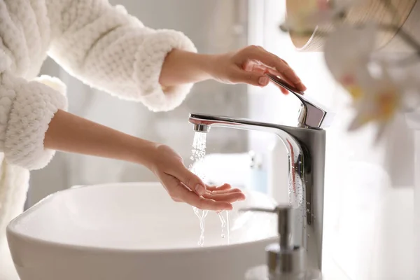 Mujer Lavándose Las Manos Sobre Lavabo Baño Primer Plano — Foto de Stock