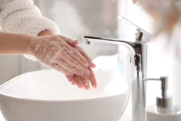 Mujer Lavándose Las Manos Con Jabón Sobre Lavabo Baño Primer —  Fotos de Stock