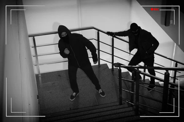 Criminales Con Máscaras Las Escaleras Interiores Vista Través Cámara Cctv —  Fotos de Stock