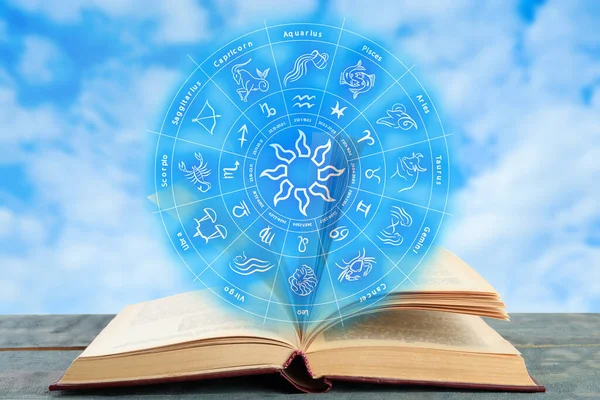 Gammal Bok Träbord Och Illustration Zodiak Hjul Med Astrologiska Tecken — Stockfoto