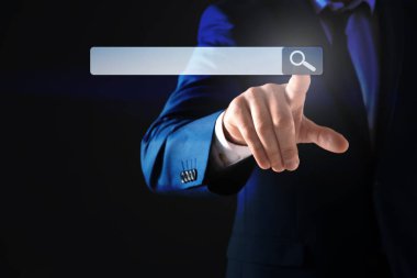 Sanal ekranda arama çubuğu kullanan işadamı, yakın plan