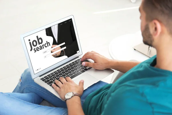 Homem Procurando Trabalho Com Laptop Casa — Fotografia de Stock