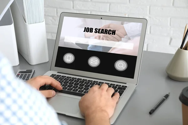 Man Zoek Baan Met Laptop Aan Tafel Close — Stockfoto