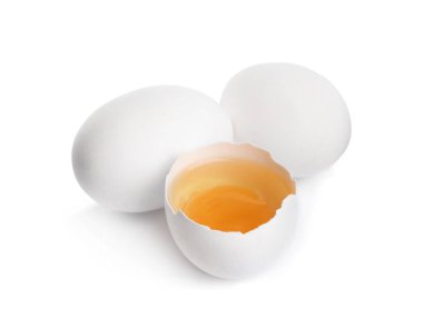 Taze çiğ tavuk yumurtaları, beyaz üzerine izole edilmiş.