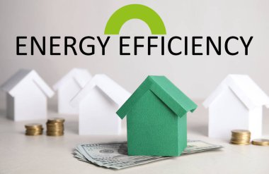 Enerji verimliliği kavramı. Yeşil ve beyaz ev modelleri.