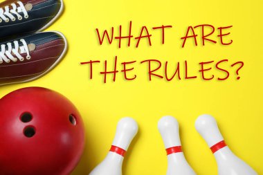 Bowling topu, ayakkabılar, raptiyeler ve mesaj. Kurallar nedir? sarı arka planda, düz yatıyordu