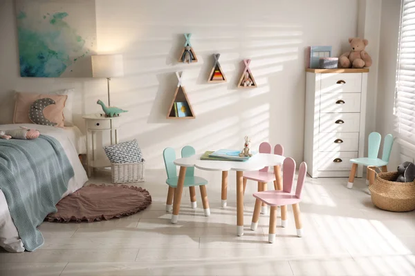 Küçük Masa Çocuk Odasının Içinde Tavşan Kulaklı Sandalyeler — Stok fotoğraf