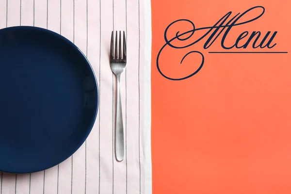 精致的餐桌设置和橙色背景的文字菜单 案文的篇幅 — 图库照片