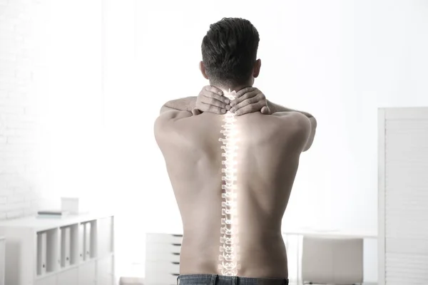 Homem Que Sofre Dor Coluna Vertebral Consultório Ortopedista Efeito Preto — Fotografia de Stock