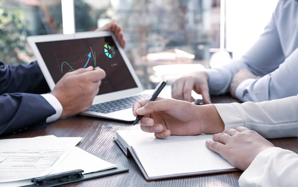 Corredores Trabajando Con Clientes Mesa Oficina Cerca Comercio Divisas — Foto de Stock