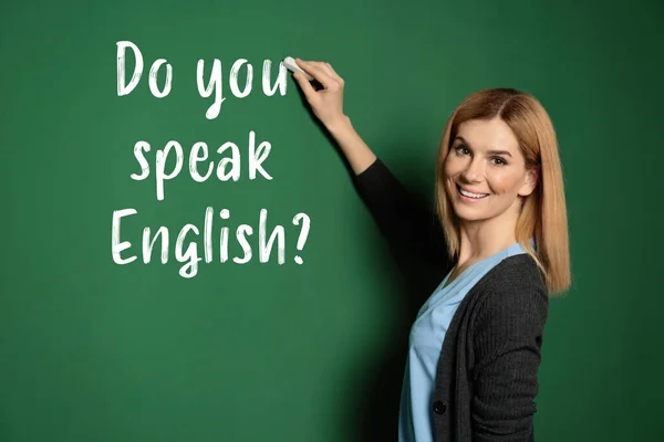 Prachtige Leraar Schrijvende Vraag Sprek Engels Schoolbord — Stockfoto