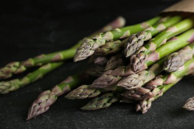 Siyah masada taze çiğ kuşkonmaz, yakın plan.