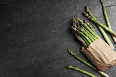 Siyah masada taze çiğ kuşkonmaz, düz. Metin için boşluk