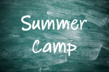 Yeşil karatahtaya yazılmış YAZ KAMPI