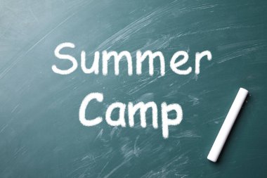 Yeşil karatahtaya yazılı beyaz tebeşir ve metin SUMER CAMP, üst görünüm