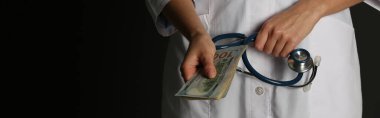 Rüşvet ve steteskop alan siyah arka plan doktoru, yakın plan. Pankart tasarımı
