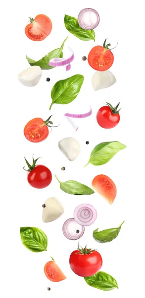 Mozzarella Kaas Tomaten Basilicum Bladeren Vallen Witte Achtergrond — Stockfoto