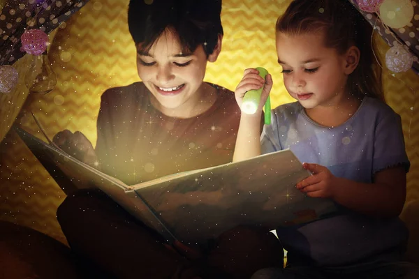 Roztomilé Malé Děti Čtení Magické Knihy Stanu — Stock fotografie