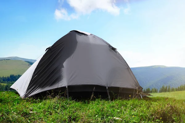 Tenda Acampamento Cinza Nas Montanhas Dia Ensolarado — Fotografia de Stock