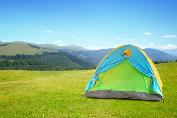 Modernes Zeltlager Den Bergen Sonnigen Tagen — Stockfoto