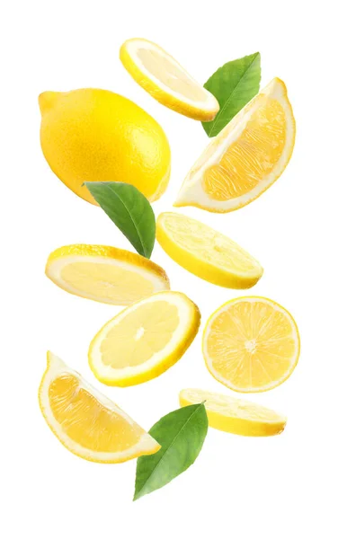 Conjunto Deliciosos Limones Cayendo Sobre Fondo Blanco — Foto de Stock