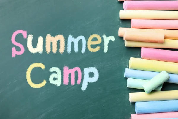 Bitar Färg Krita Och Text Summer Camp Skriven Grön Krita — Stockfoto