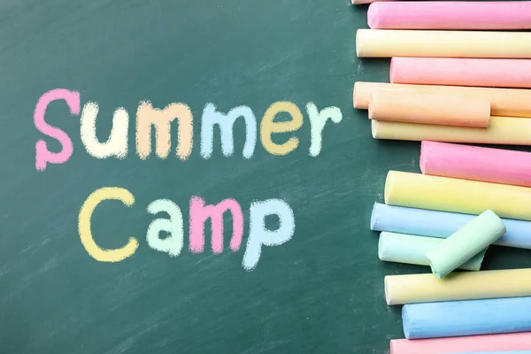 Farbkreide Und Text Sommer Camp Auf Grüner Kreidetafel Geschrieben Flache — Stockfoto