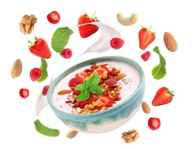 Lezzetli yoğurt, tahıl gevreği, fındık ve böğürtlen.