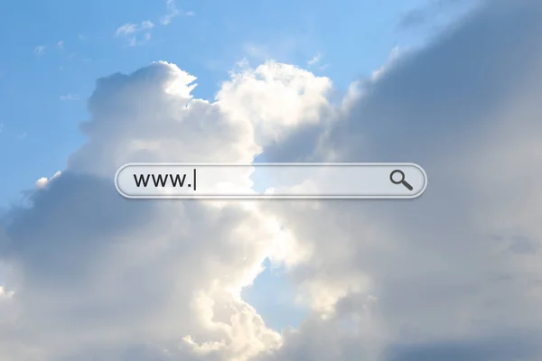 背景に検索バーと曇りの空 — ストック写真