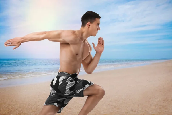 Güneşli Bir Günde Denize Yakın Koşan Atletik Genç Adam — Stok fotoğraf