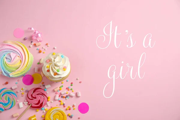 Επίπεδη Σύνθεση Lay Μωρό Cupcakes Ντους Για Κορίτσι Ροζ Φόντο — Φωτογραφία Αρχείου