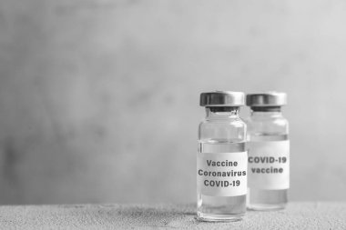 Coronavirus aşısı gri masada, metin için boşluk