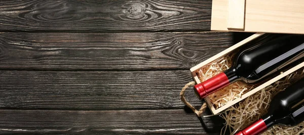 Jaula Botellas Vino Sobre Mesa Madera Plano Con Espacio Para — Foto de Stock