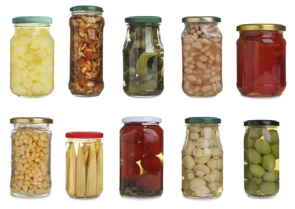 一套不同的罐头 有腌制蔬菜和白色背景的蘑菇 — 图库照片