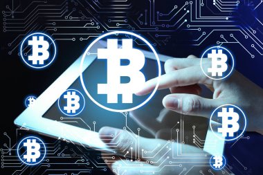 Fintech konsepti. Bitcoin sembolleri ve tablet kullanan kadın şeması