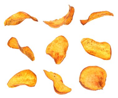 Beyaz arka planda patates cipsi seti