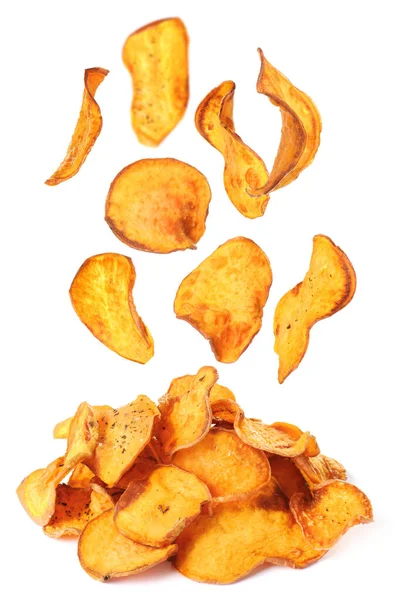 Süßkartoffelchips Fallen Haufen Auf Weißem Hintergrund — Stockfoto
